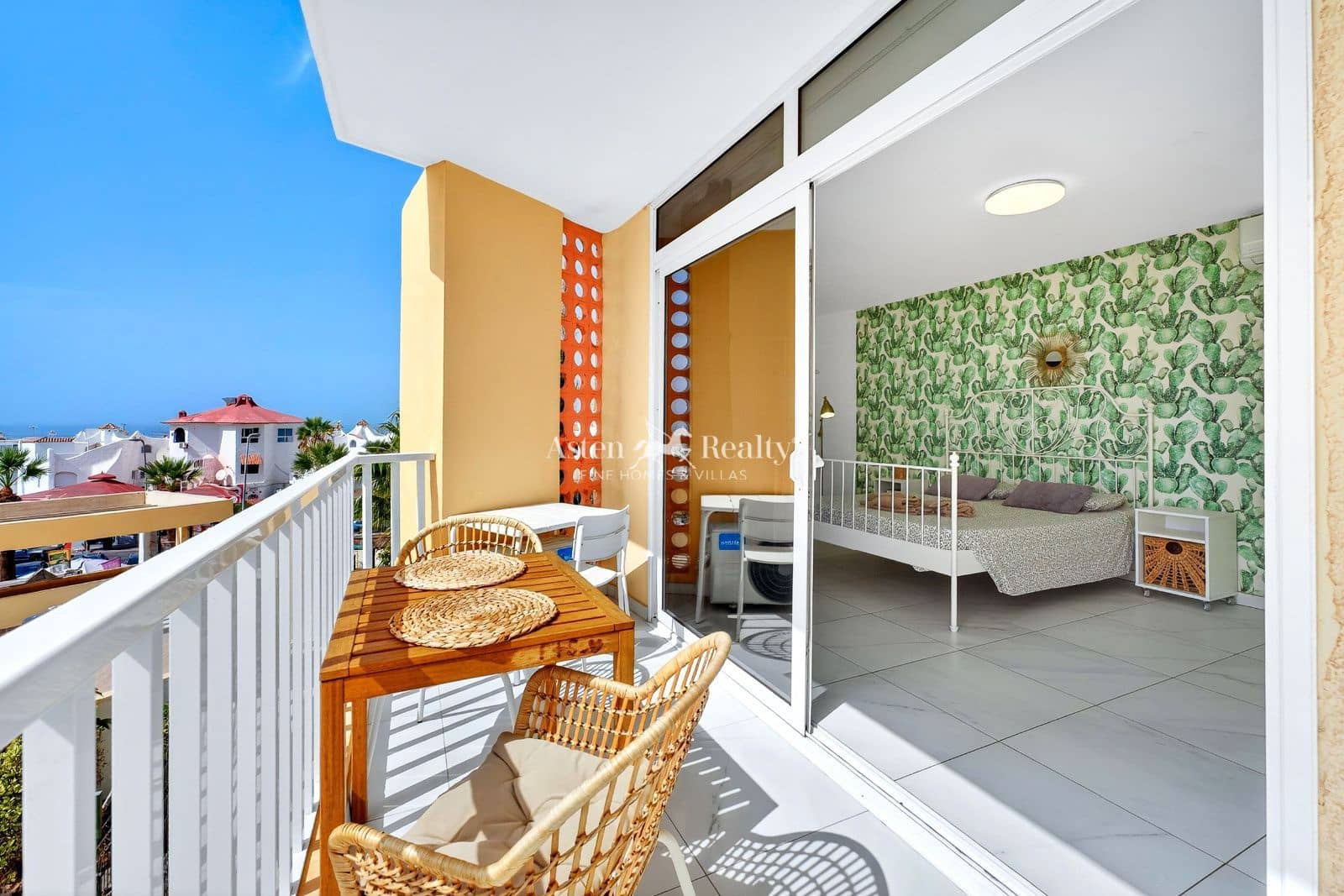 2 slaapkamer Flat te koop in Playa de las Americas met zwembad garage - € 395.000 (Ref: 9603468)