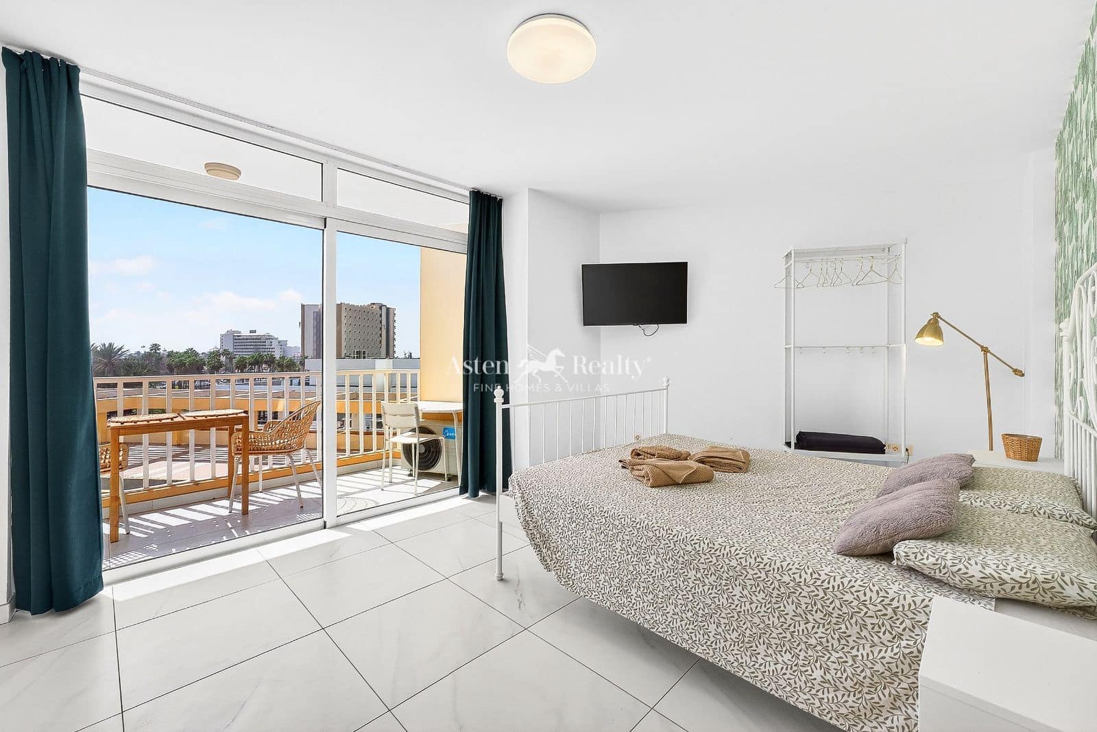 2 slaapkamer Flat te koop in Playa de las Americas met zwembad garage - € 395.000 (Ref: 9603468)