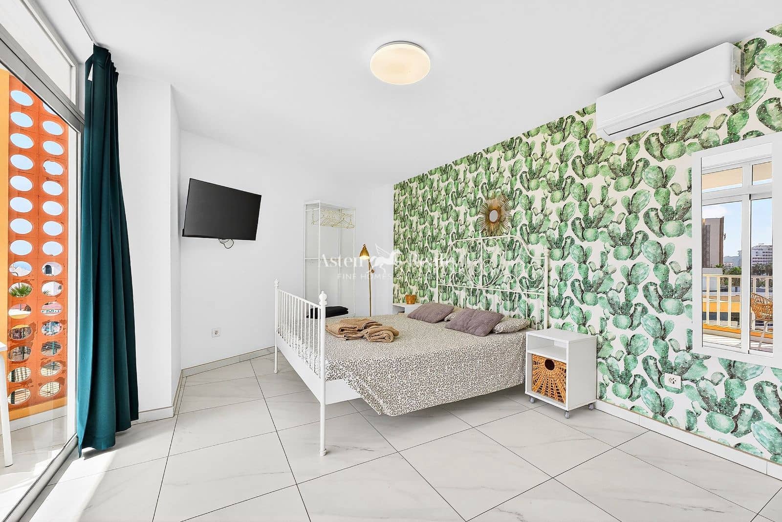 2 slaapkamer Flat te koop in Playa de las Americas met zwembad garage - € 395.000 (Ref: 9603468)