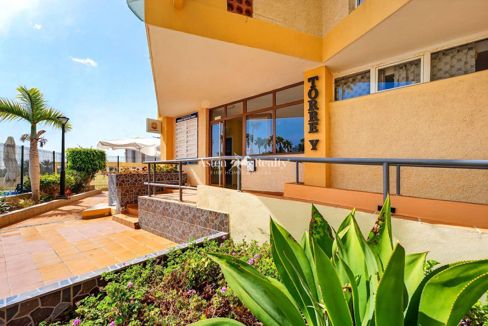 2 slaapkamer Flat te koop in Playa de las Americas met zwembad garage - € 395.000 (Ref: 9603468)