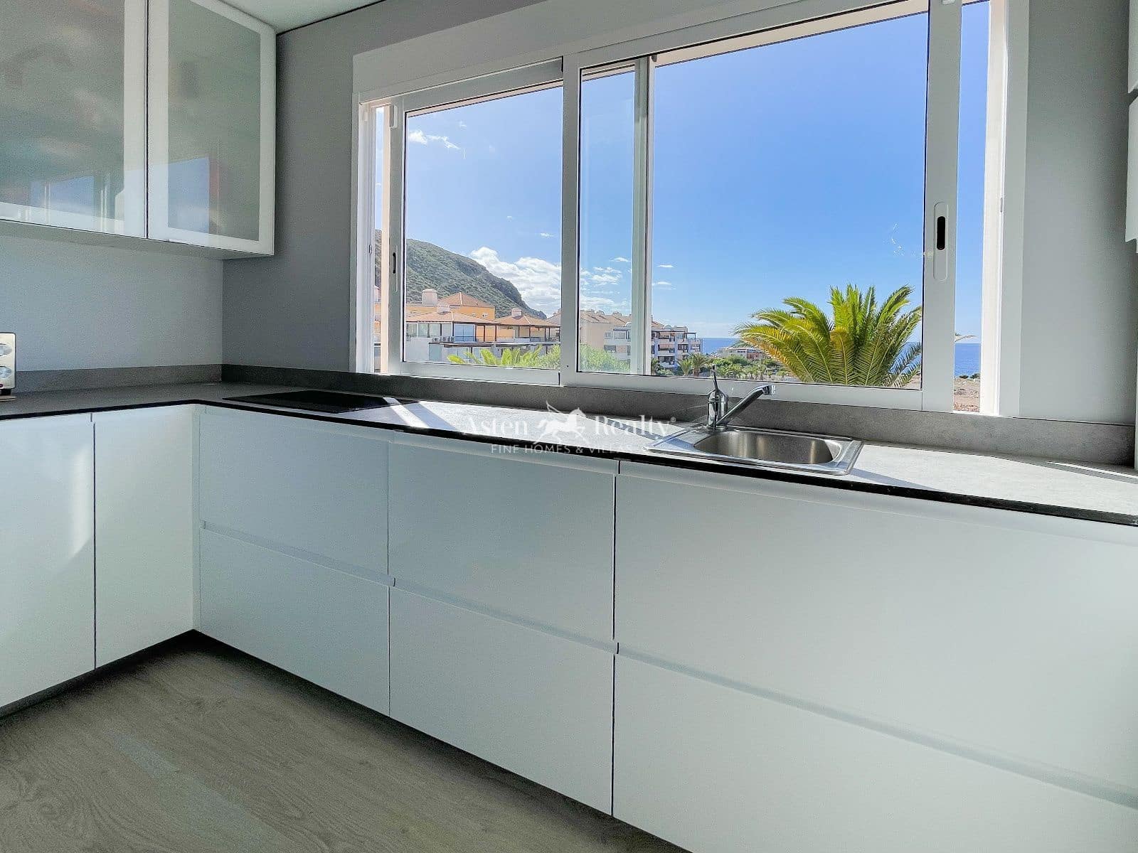Piso de 1 habitación en Los Cristianos en venta con piscina - 385.000 € (Ref: 9617102)