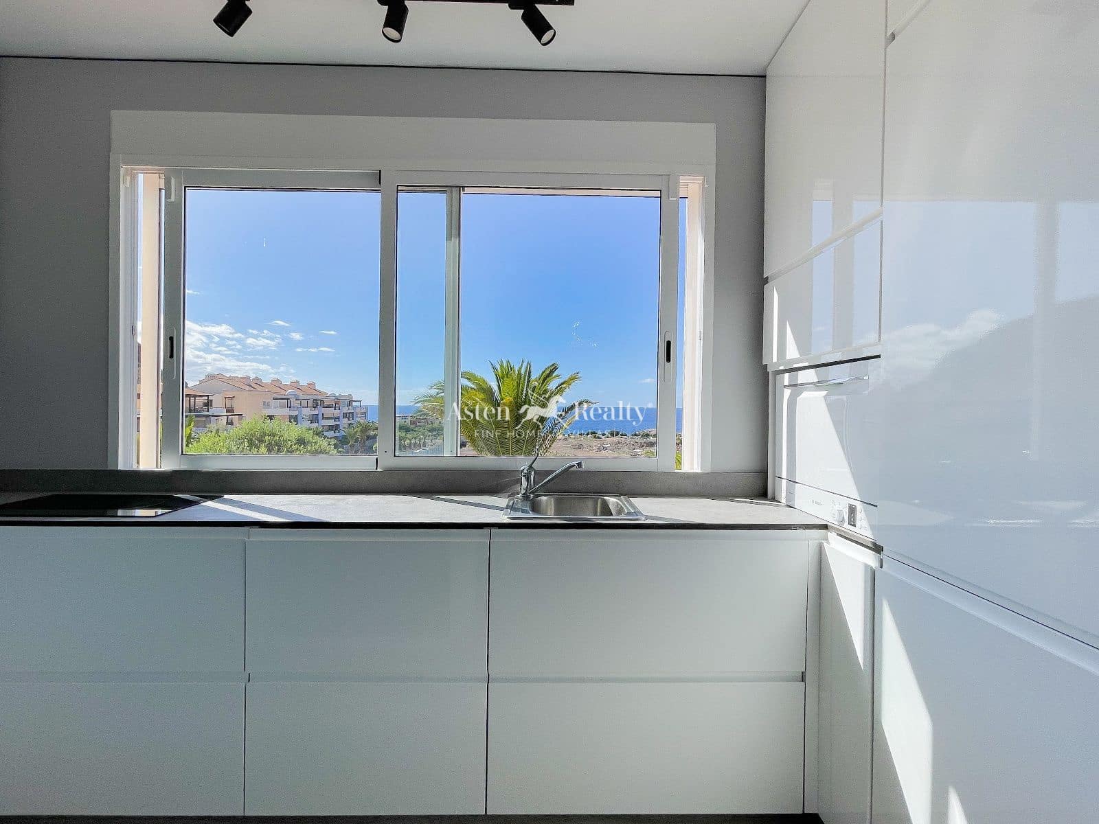Piso de 1 habitación en Los Cristianos en venta con piscina - 385.000 € (Ref: 9617102)