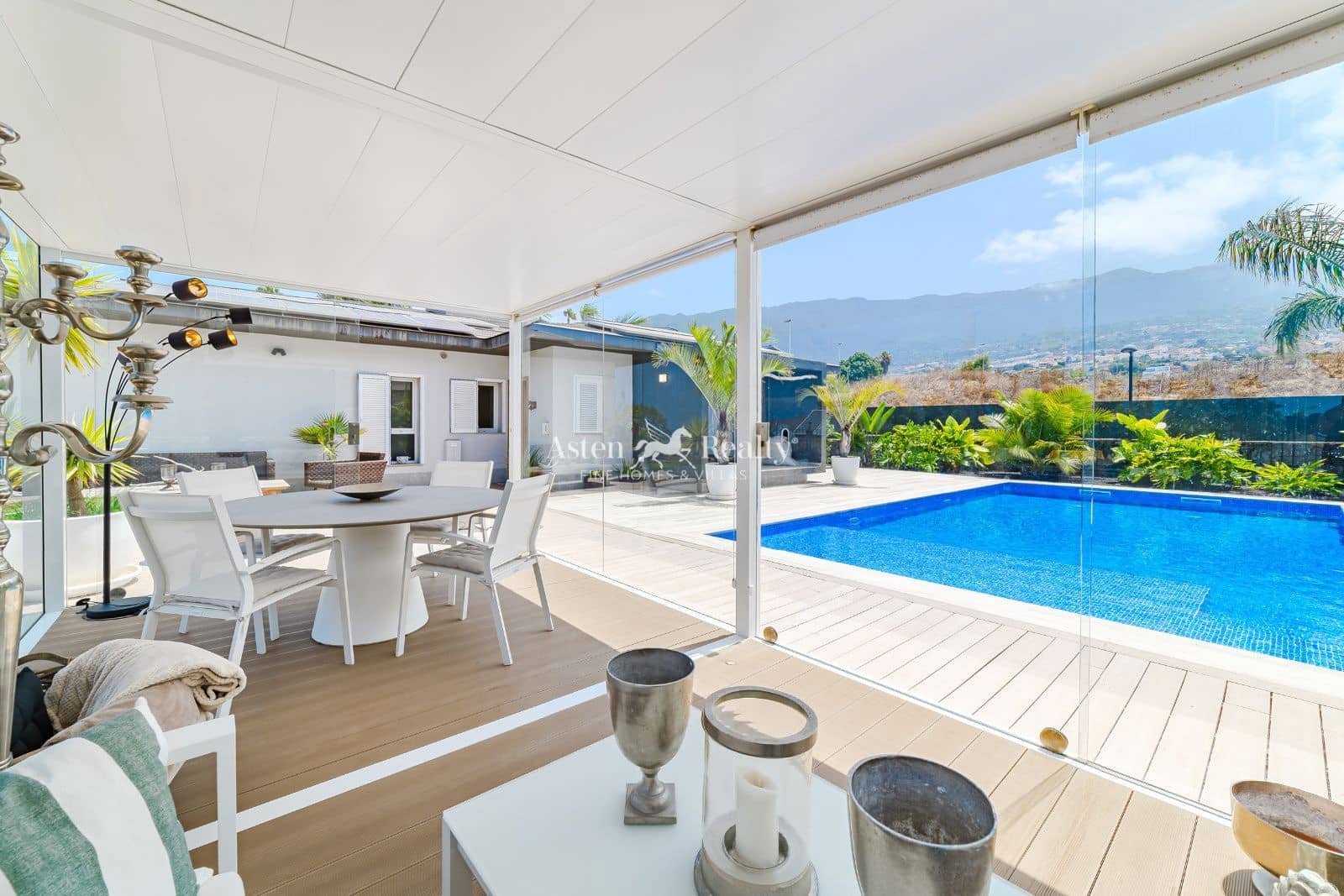 4 quarto Casa em Banda para venda em Puerto de la Cruz com piscina garagem - 1 185 000 € (Ref: 9631459)