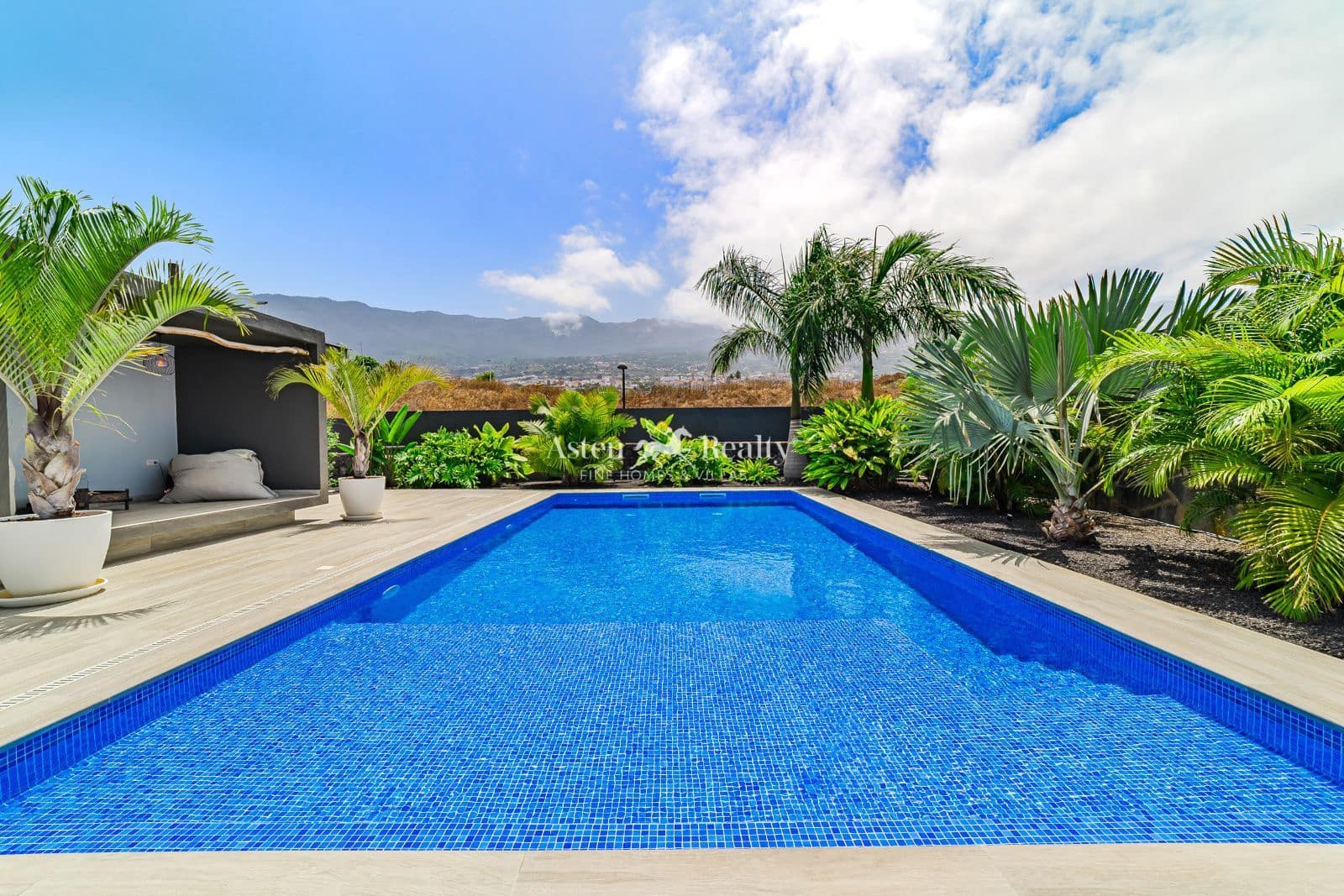 4 quarto Casa em Banda para venda em Puerto de la Cruz com piscina garagem - 1 185 000 € (Ref: 9631459)