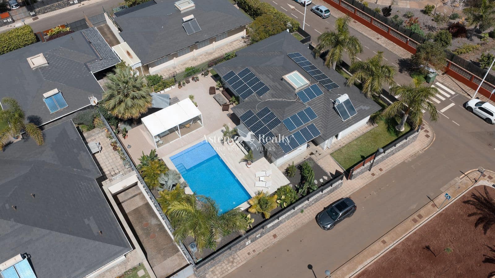 4 bedroom Townhouse for sale in Puerto de la Cruz with pool garage - € 1,185,000 (Ref: 9631459)
