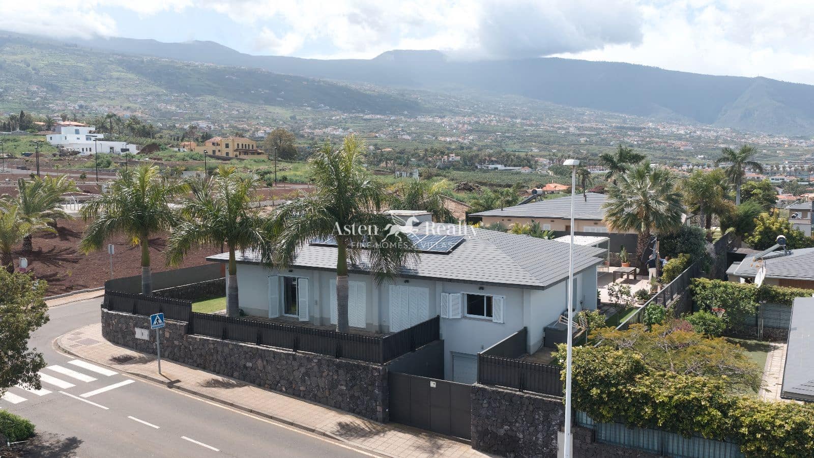 4 bedroom Townhouse for sale in Puerto de la Cruz with pool garage - € 1,185,000 (Ref: 9631459)