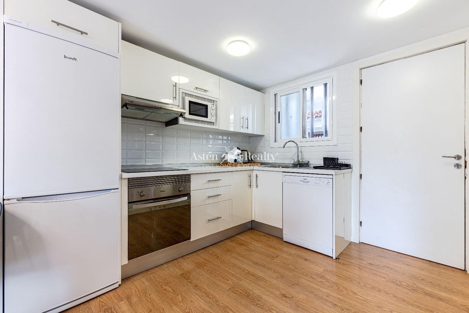 1 bedroom Penthouse for sale in Playa de las Americas with pool - € 475,000 (Ref: 9654208)