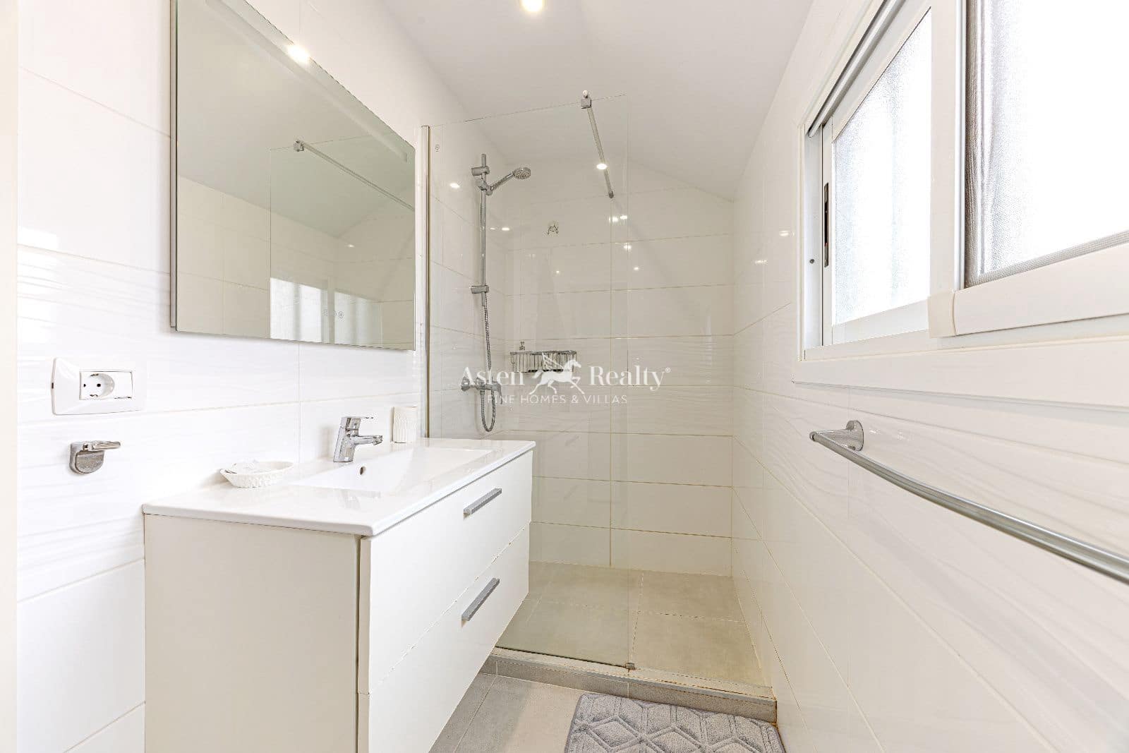 1 bedroom Penthouse for sale in Playa de las Americas with pool - € 475,000 (Ref: 9654208)