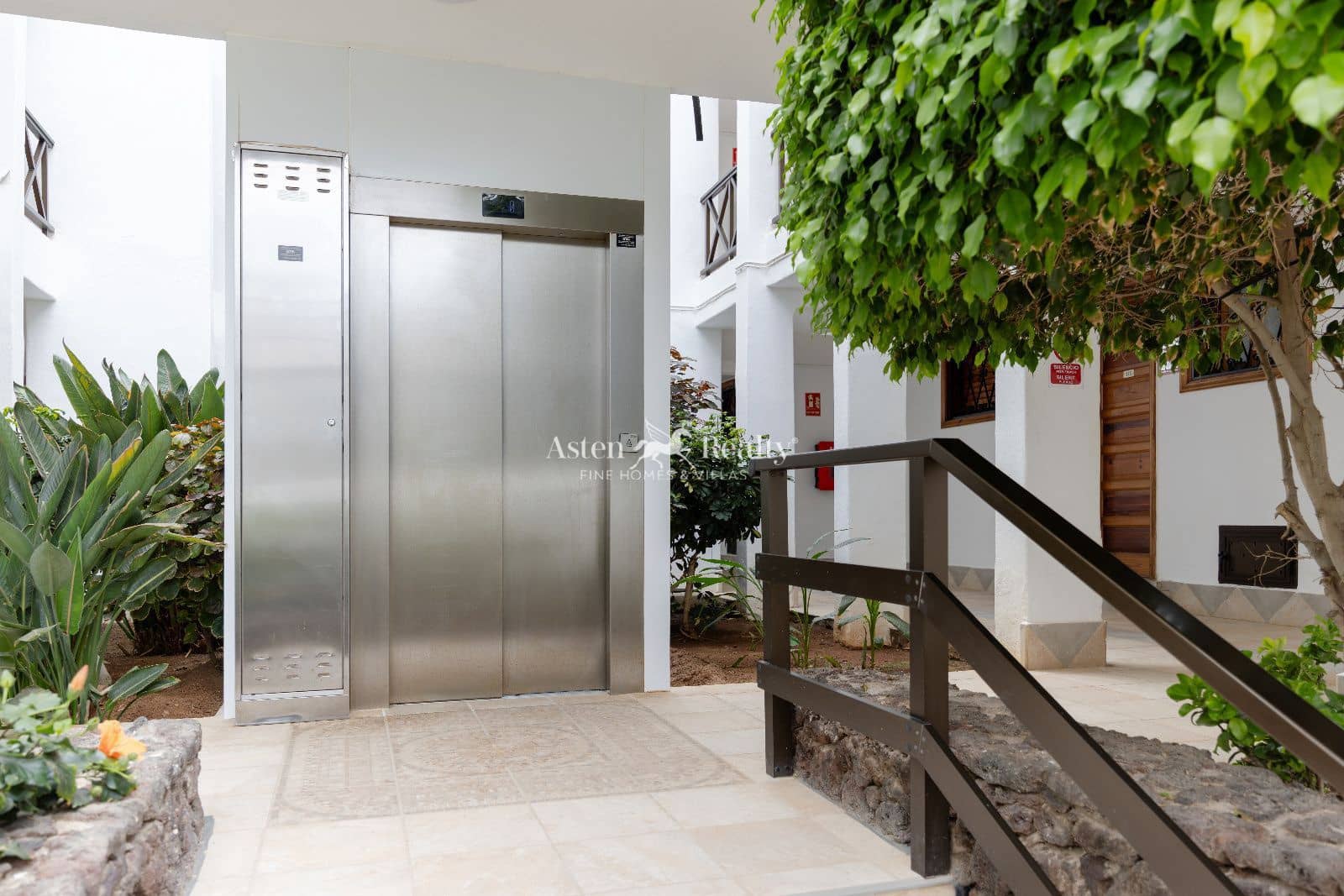 1 bedroom Penthouse for sale in Playa de las Americas with pool - € 475,000 (Ref: 9654208)