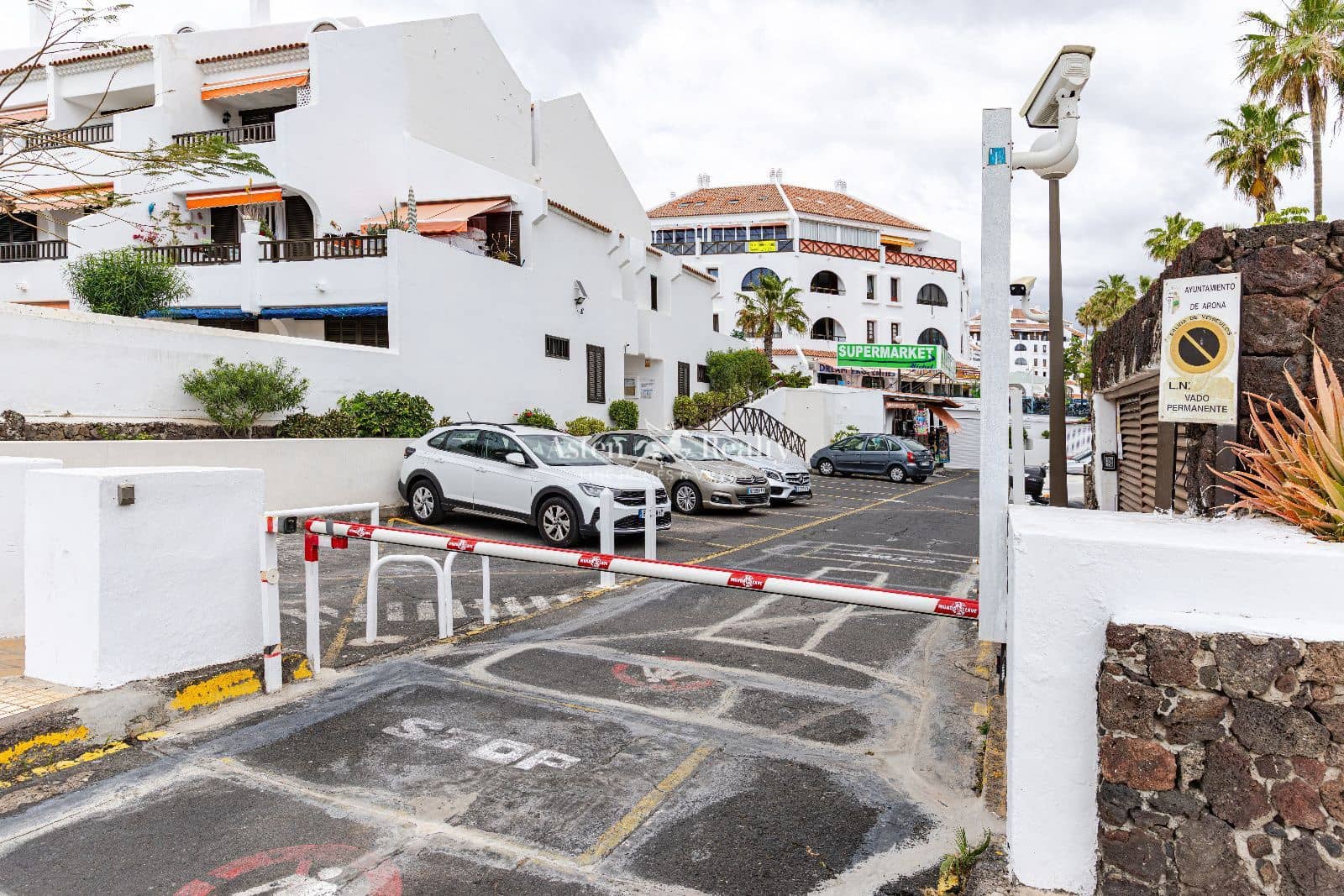 1 bedroom Penthouse for sale in Playa de las Americas with pool - € 475,000 (Ref: 9654208)