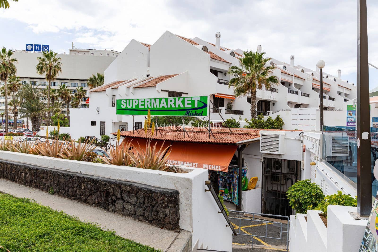 1 bedroom Penthouse for sale in Playa de las Americas with pool - € 475,000 (Ref: 9654208)