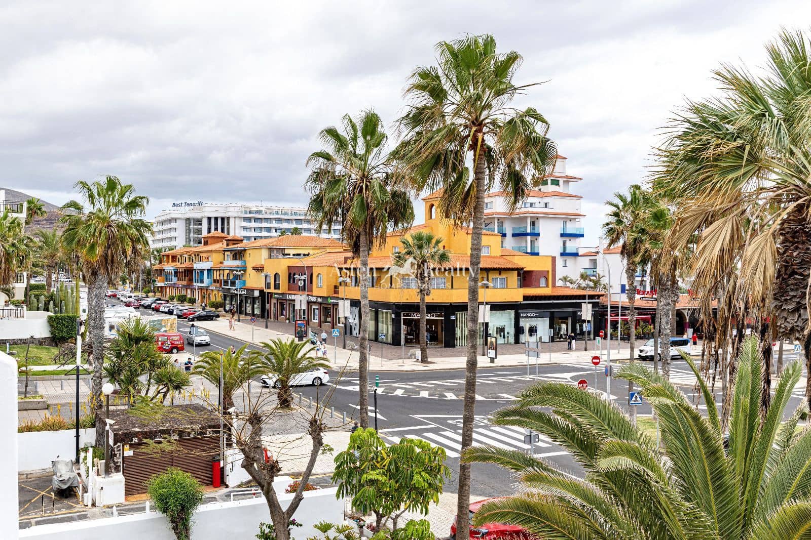 1 bedroom Penthouse for sale in Playa de las Americas with pool - € 475,000 (Ref: 9654208)