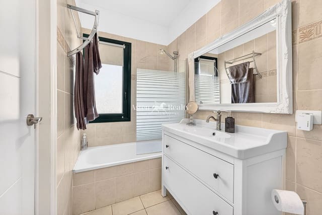 3 makuuhuone Omakotitalo myytävänä paikassa Las Chafiras (San Miguel), San Miguel de Abona mukana uima-altaan 
autotalli - 399 000 € (Ref: 9656498)