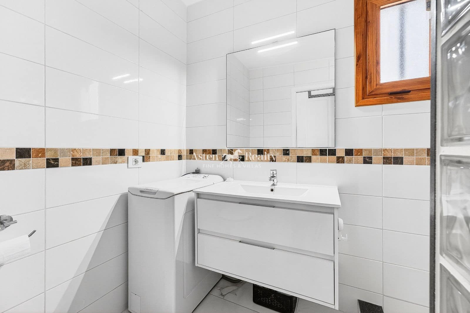 Flat for sale in Los Cristianos with pool - € 220,000 (Ref: 9656991)