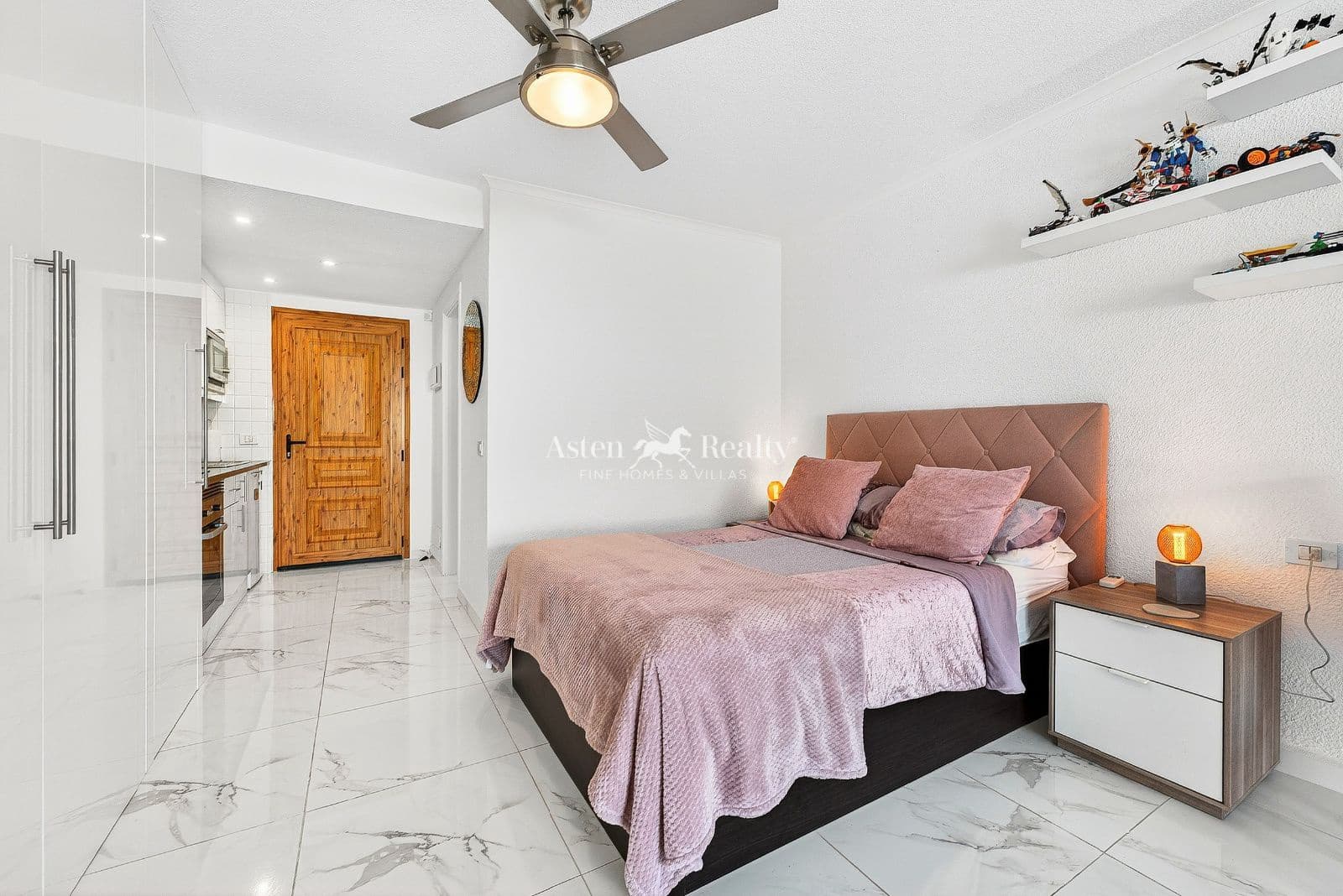 Flat for sale in Los Cristianos with pool - € 220,000 (Ref: 9656991)