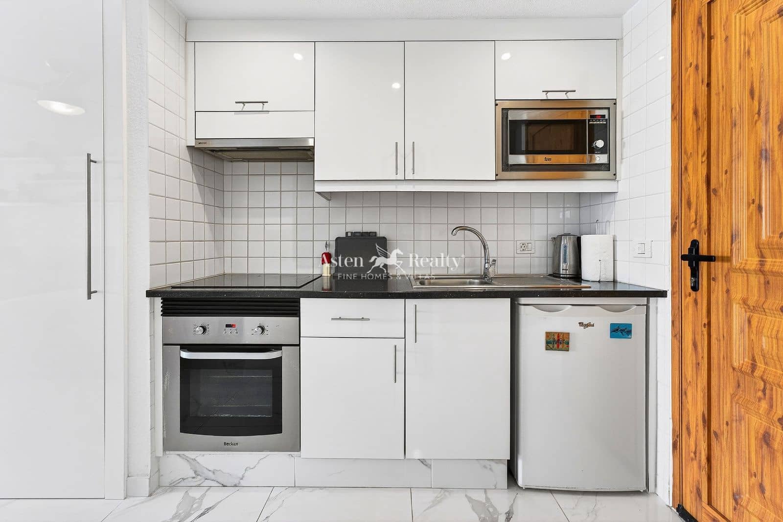 Flat for sale in Los Cristianos with pool - € 220,000 (Ref: 9656991)