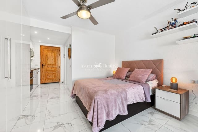 Flat for sale in Los Cristianos, Arona with pool - € 220,000 (Ref: 9656991)