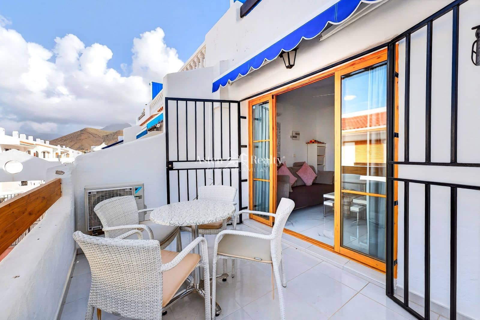 Flat for sale in Los Cristianos with pool - € 220,000 (Ref: 9656991)