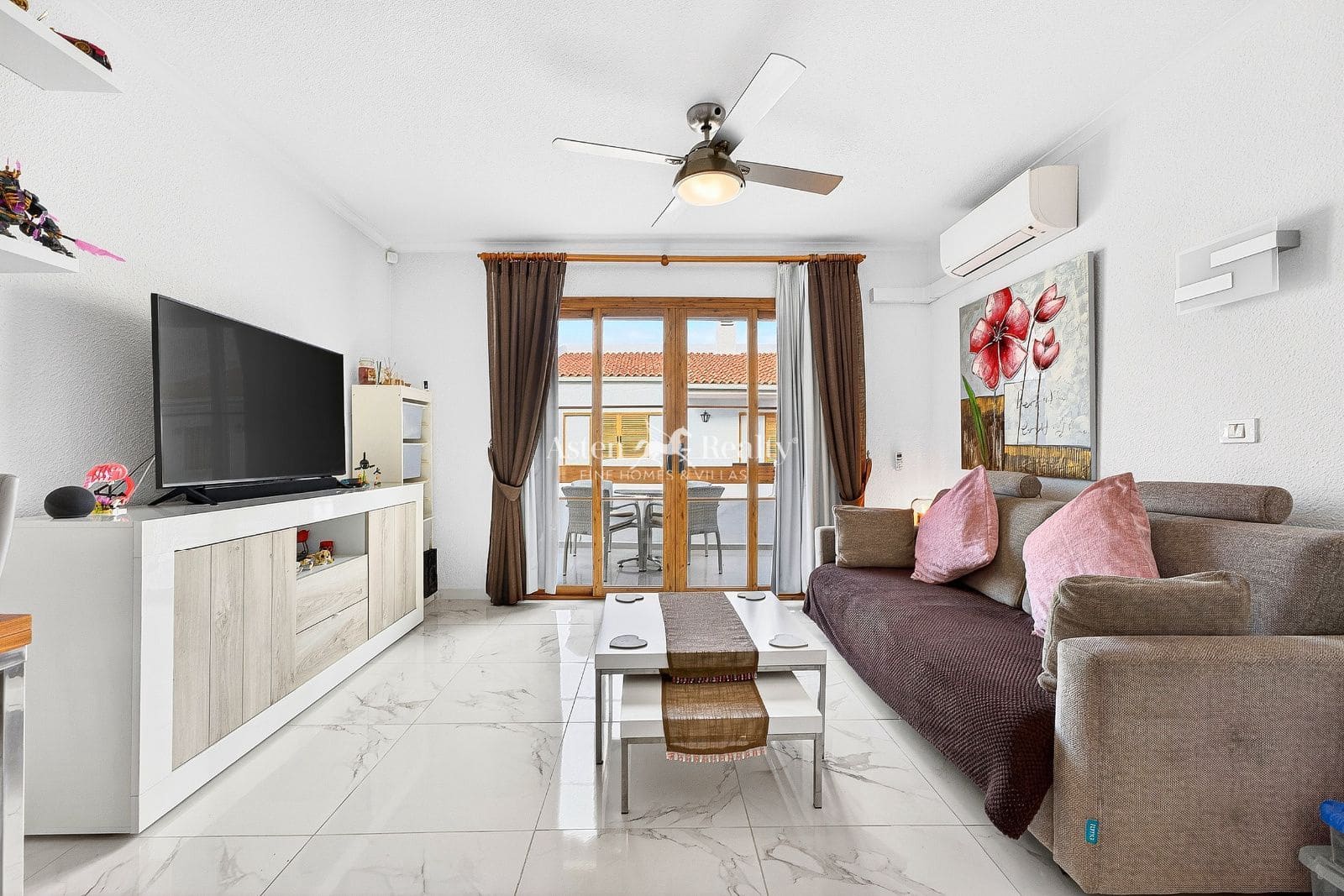 Flat for sale in Los Cristianos with pool - € 220,000 (Ref: 9656991)