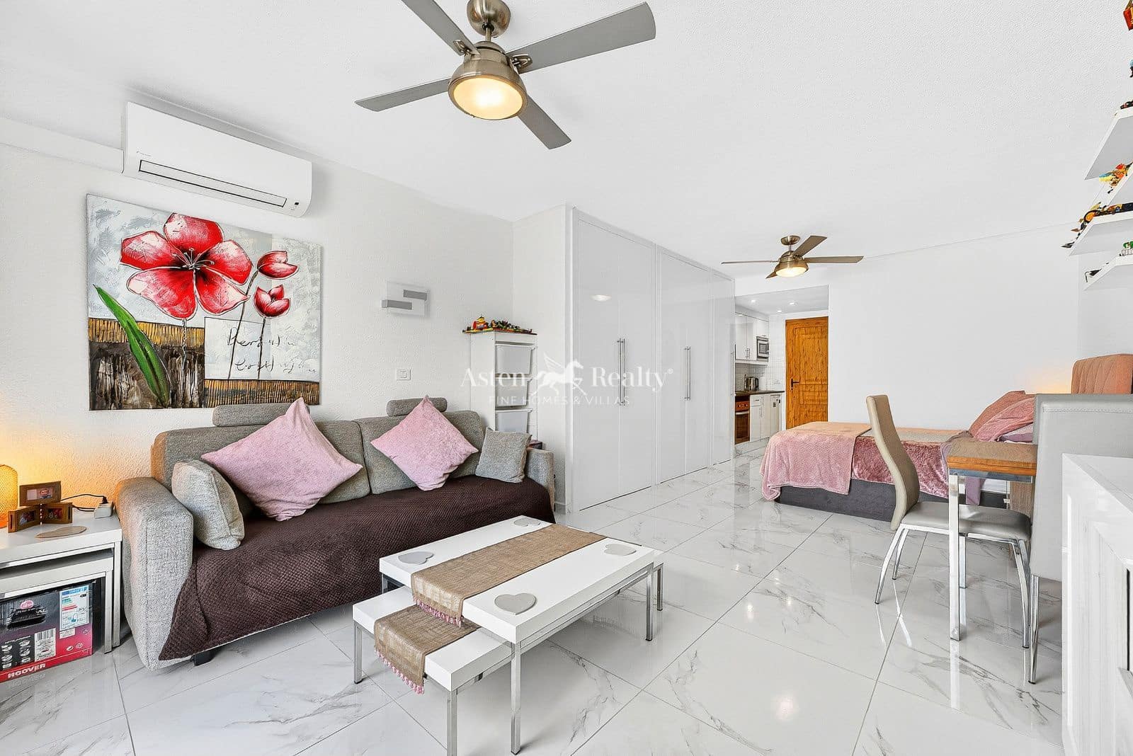 Flat for sale in Los Cristianos with pool - € 220,000 (Ref: 9656991)