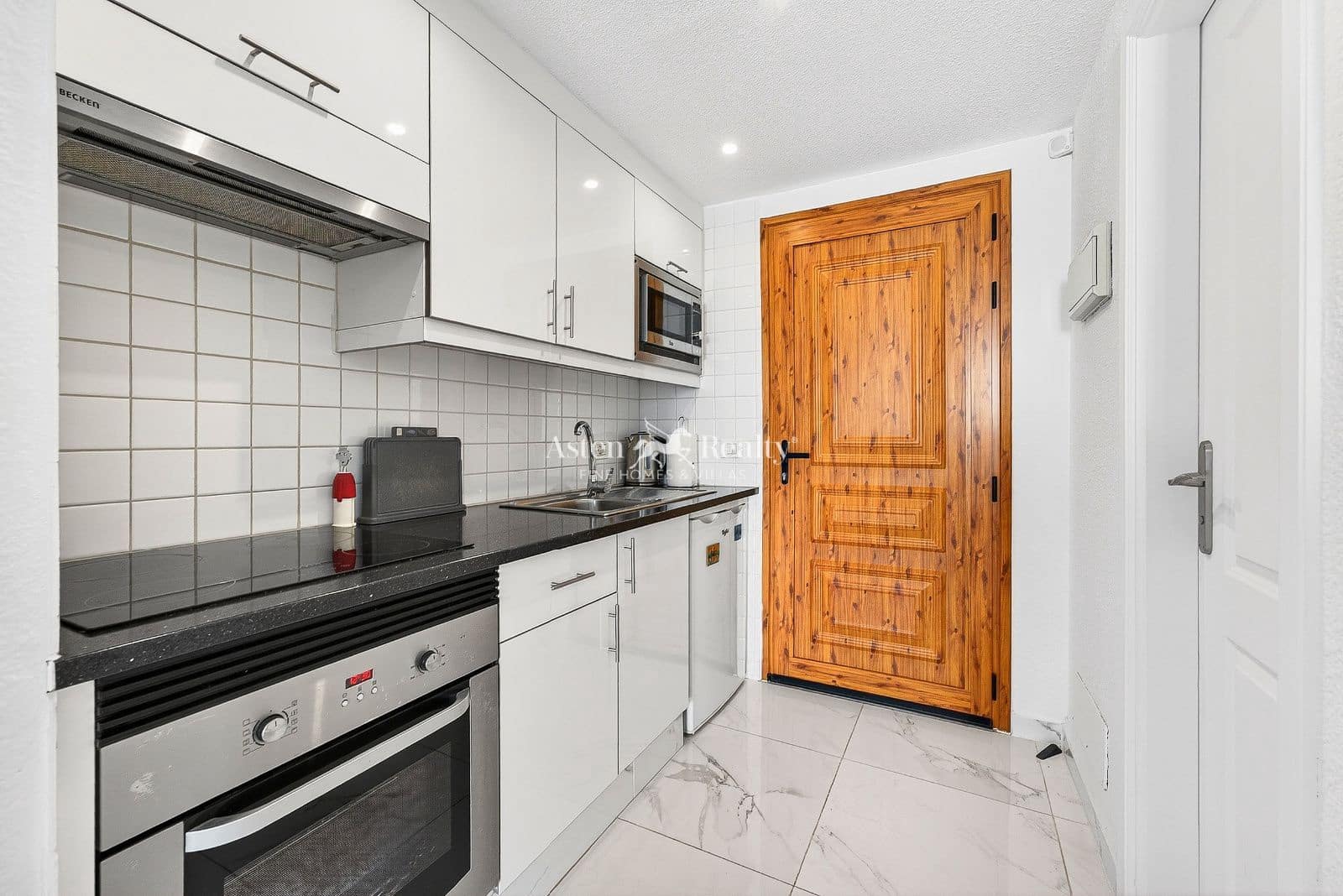 Flat for sale in Los Cristianos with pool - € 220,000 (Ref: 9656991)