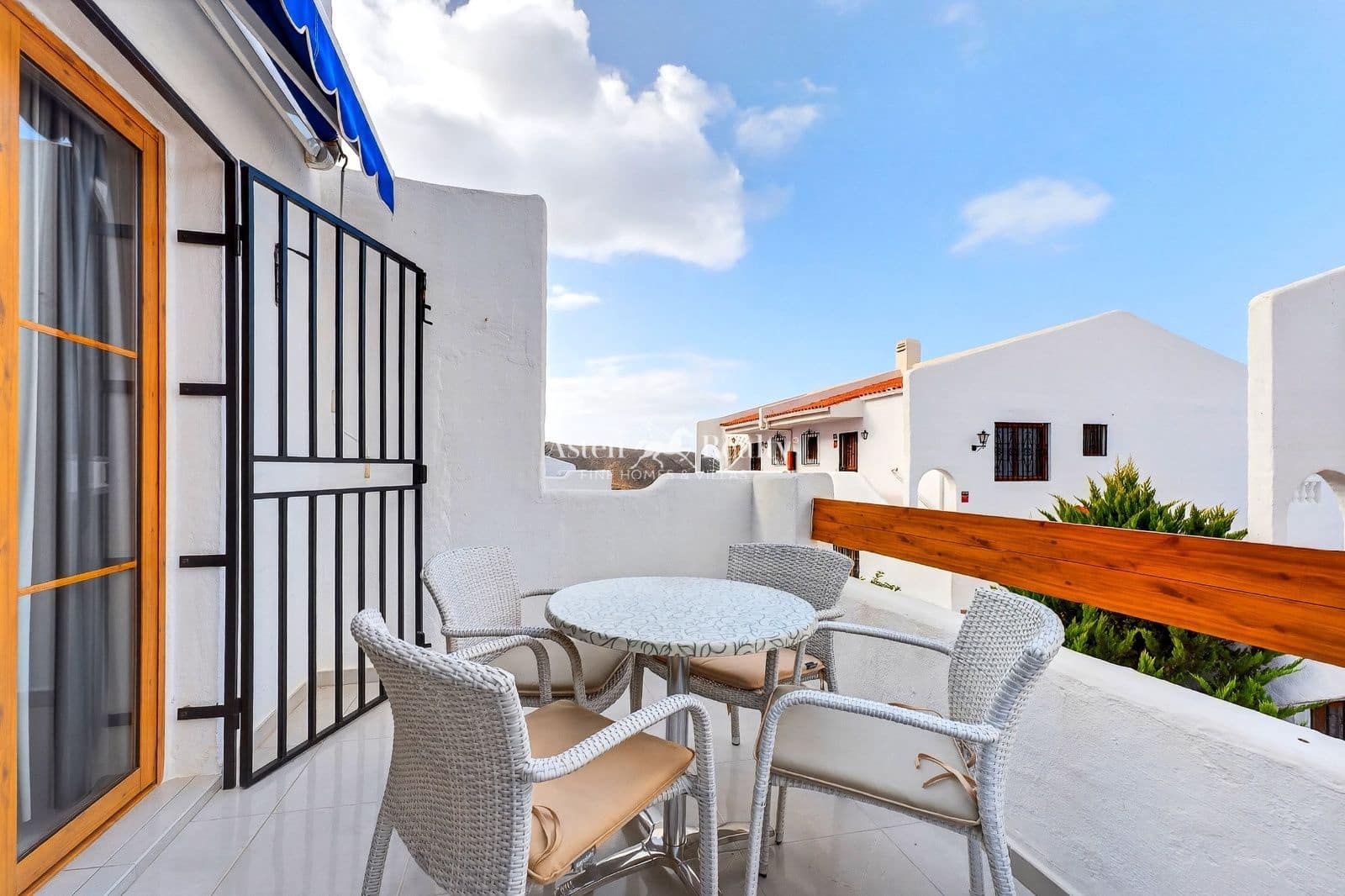 Flat for sale in Los Cristianos with pool - € 220,000 (Ref: 9656991)