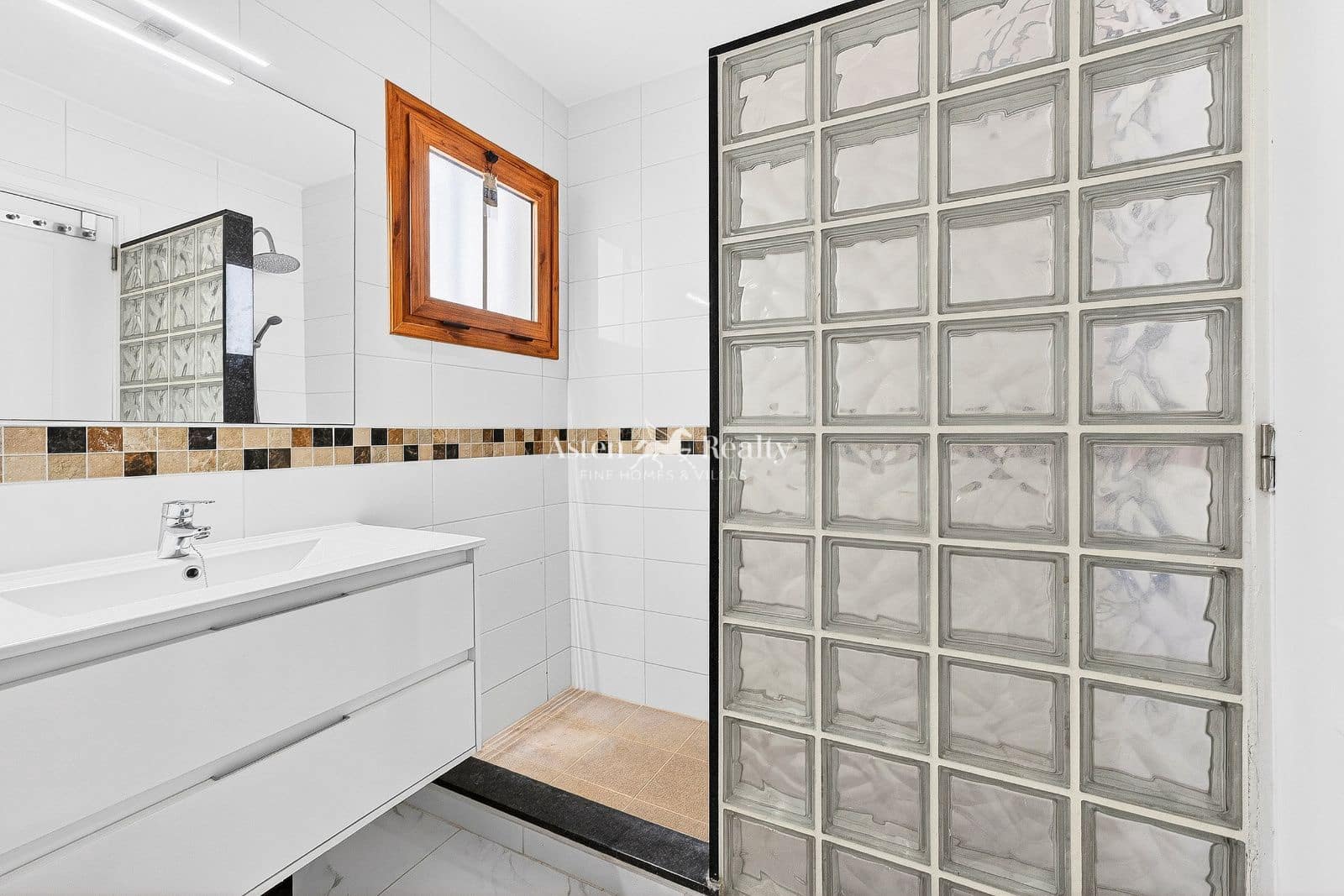 Flat for sale in Los Cristianos with pool - € 220,000 (Ref: 9656991)