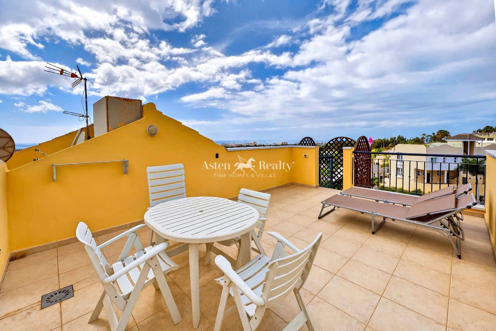 1 chambre Penthouse à vendre à Playa de las Americas avec piscine - 299 000 € (Ref: 9669195)