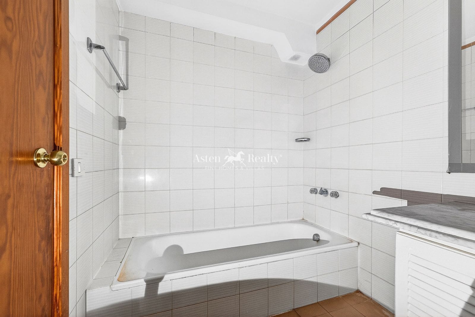 Flat te koop in Los Cristianos met zwembad - € 170.000 (Ref: 9679287)