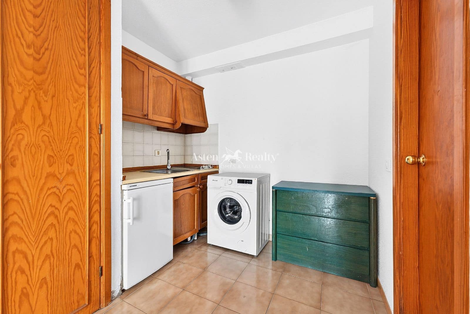 Flat te koop in Los Cristianos met zwembad - € 170.000 (Ref: 9679287)