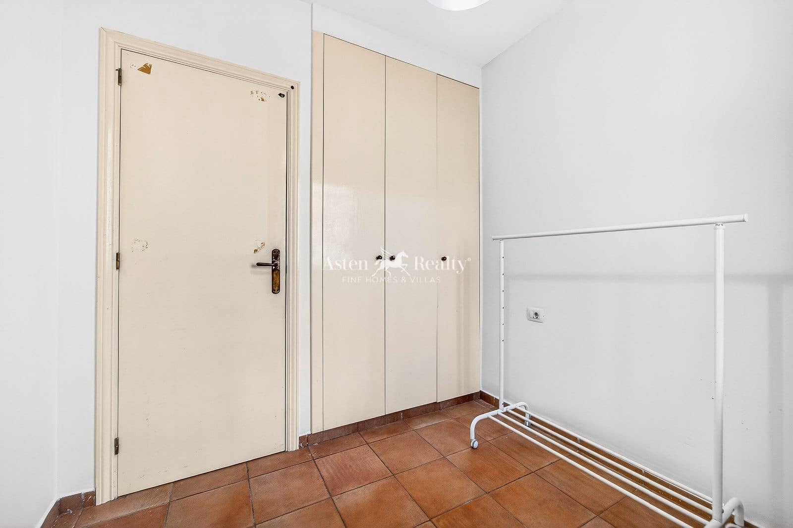 3 bedroom Flat for sale in Cabo Blanco with garage - € 195,000 (Ref: 9694468)