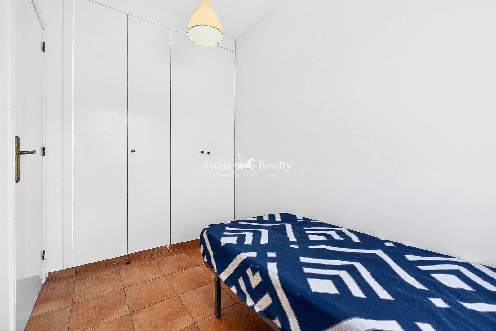 3 bedroom Flat for sale in Cabo Blanco with garage - € 195,000 (Ref: 9694468)