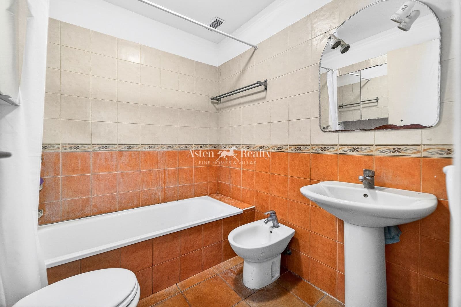 3 bedroom Flat for sale in Cabo Blanco with garage - € 195,000 (Ref: 9694468)