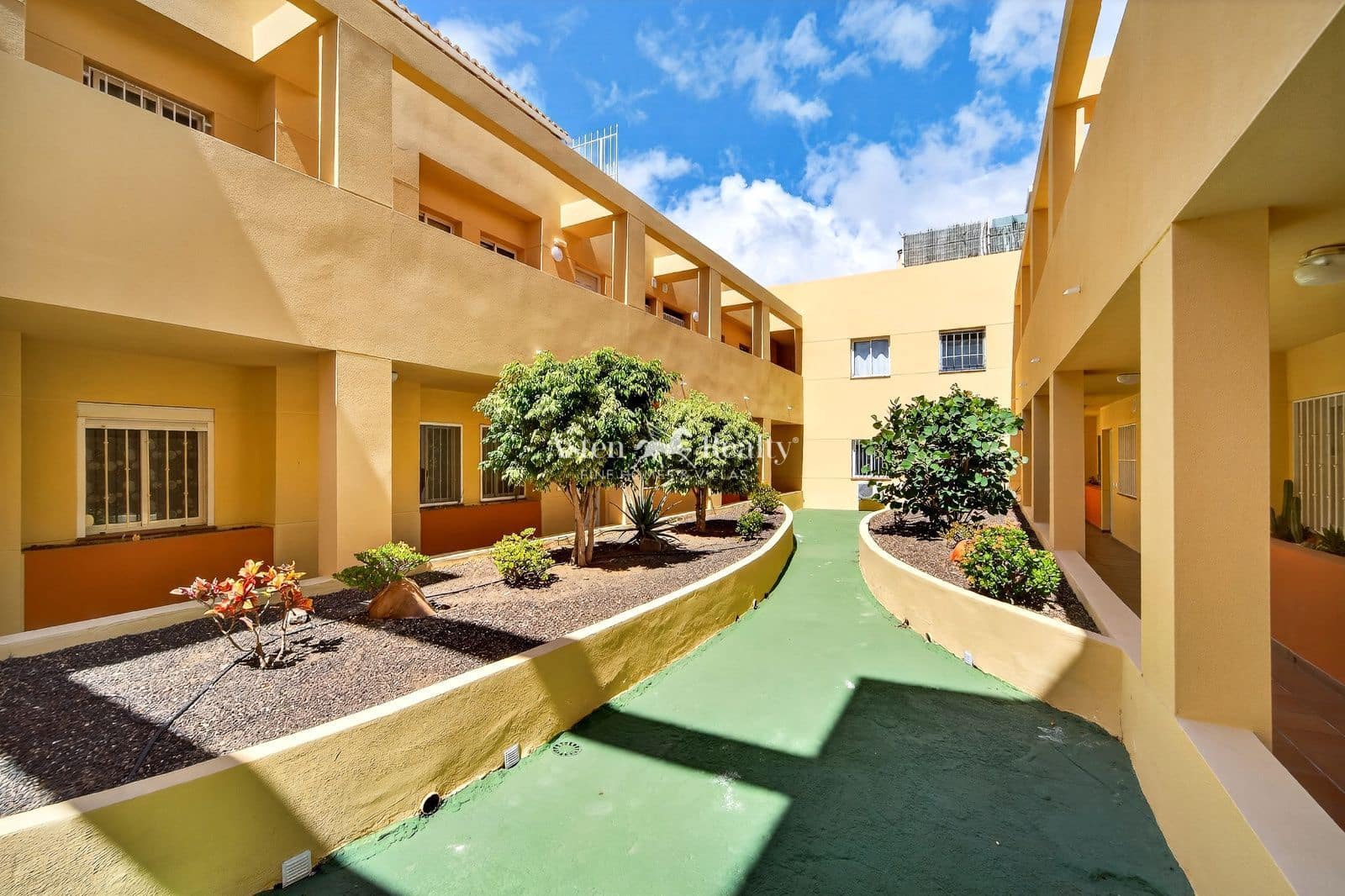 3 bedroom Flat for sale in Cabo Blanco with garage - € 195,000 (Ref: 9694468)