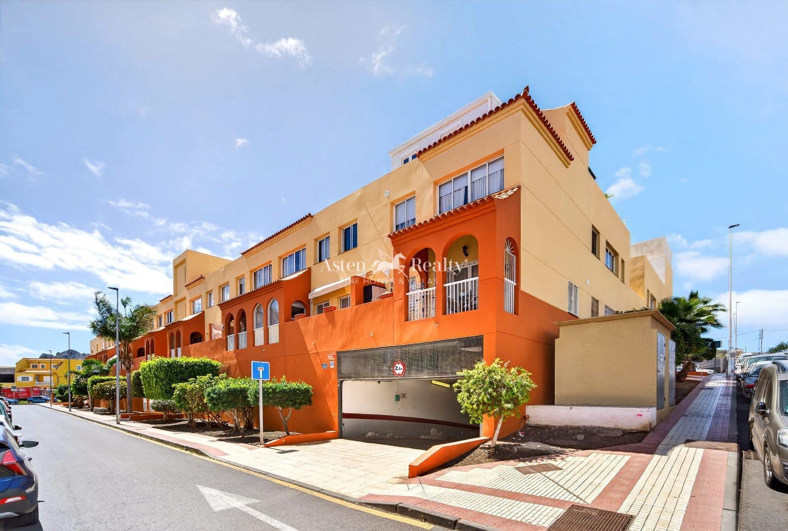 3 bedroom Flat for sale in Cabo Blanco with garage - € 195,000 (Ref: 9694468)