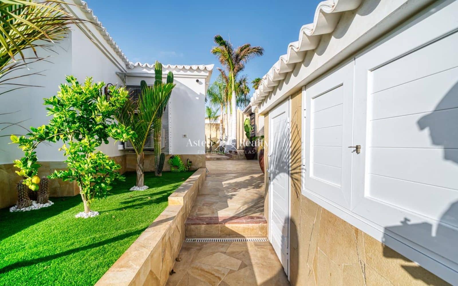 4 soverom Hus til salgs i Costa Adeje med svømmebasseng garasje - € 5 500 000 (Ref: 9720468)