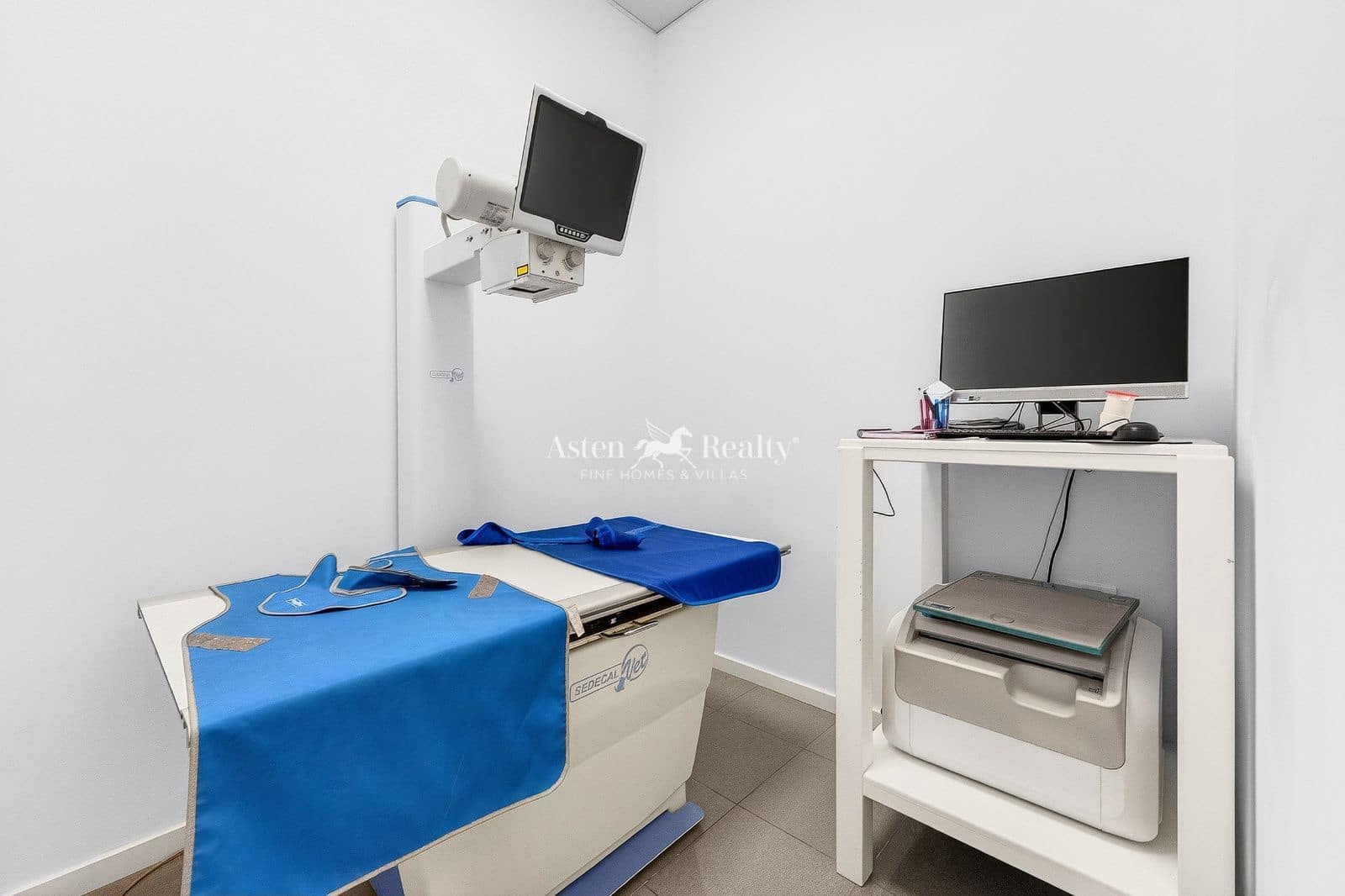 Business for sale in La Camella - € 385,000 (Ref: 9720841)