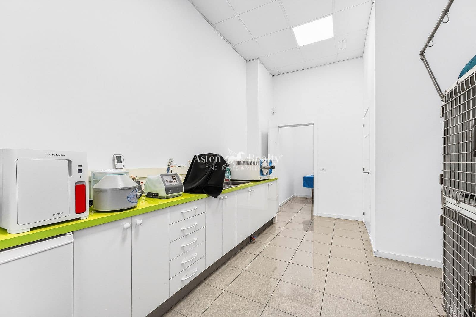 Business for sale in La Camella - € 385,000 (Ref: 9720841)