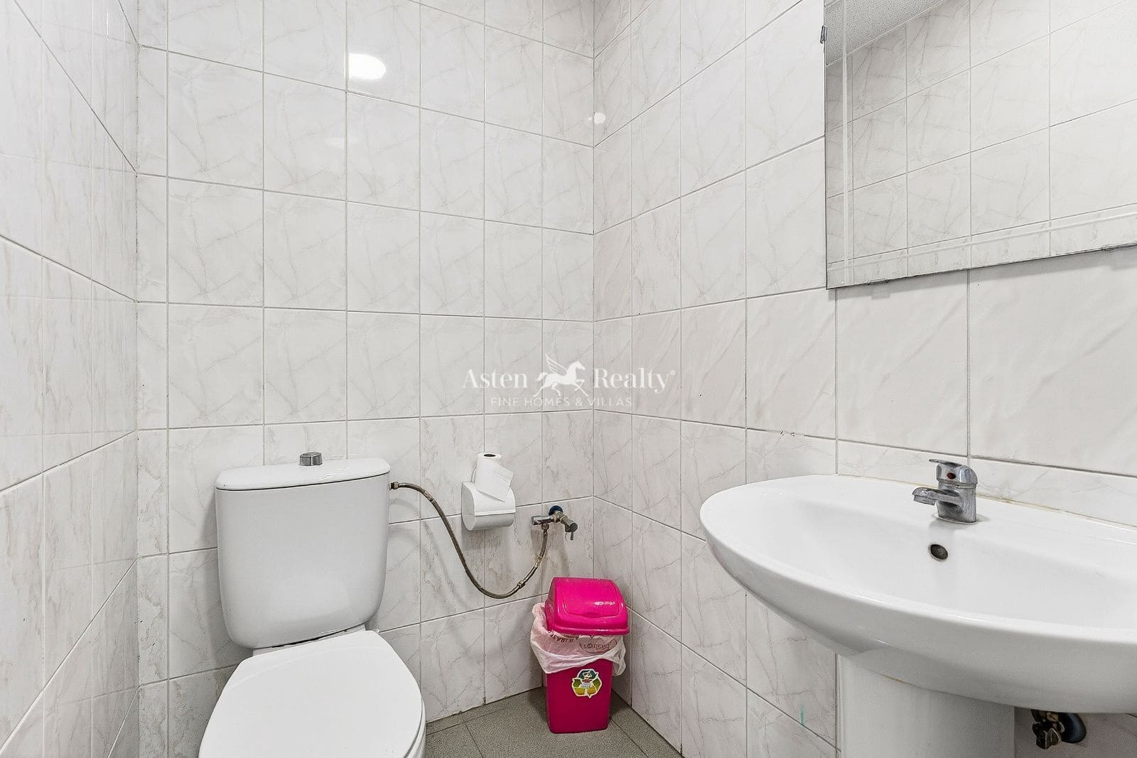 Business for sale in La Camella - € 385,000 (Ref: 9720841)