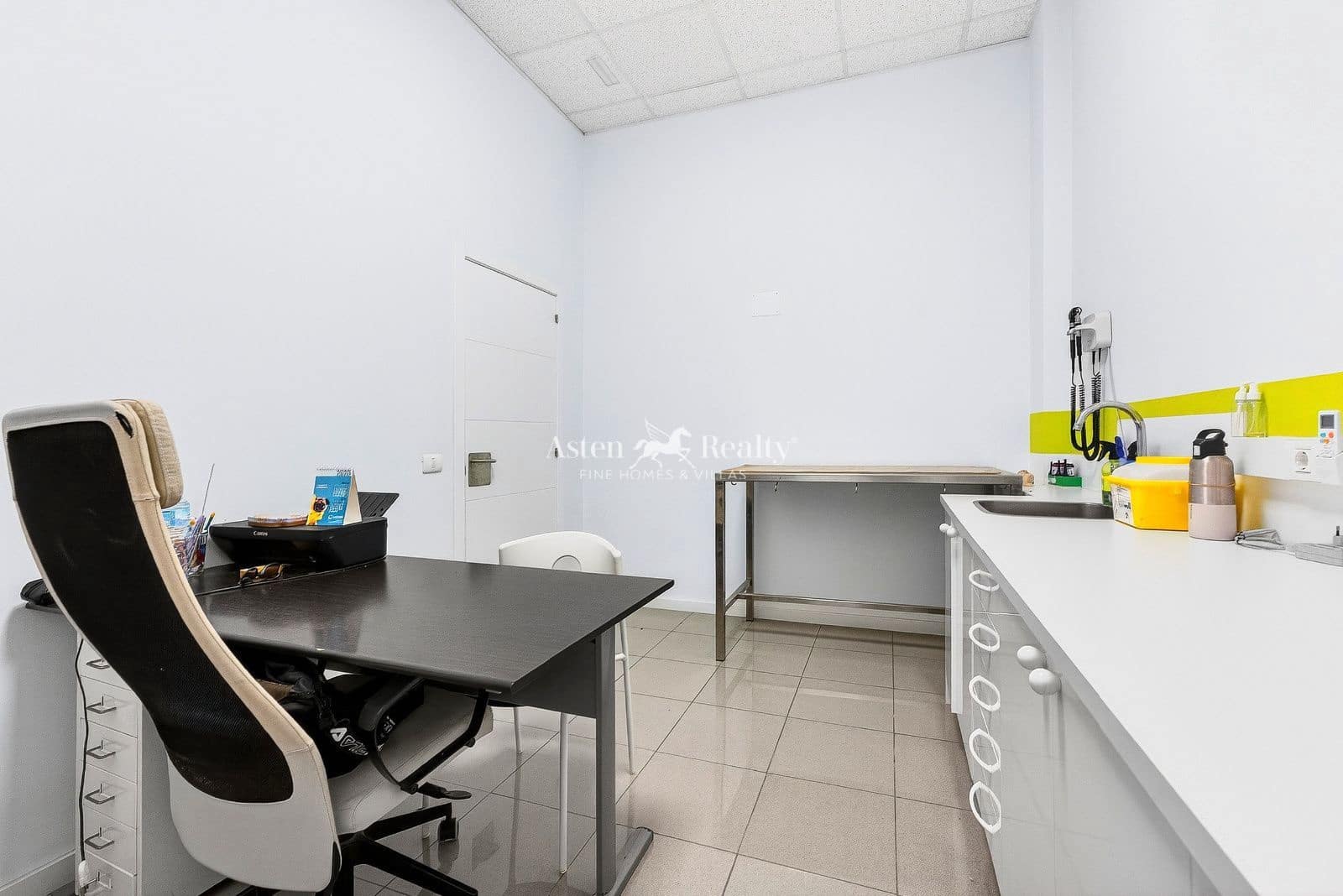 Business for sale in La Camella - € 385,000 (Ref: 9720841)