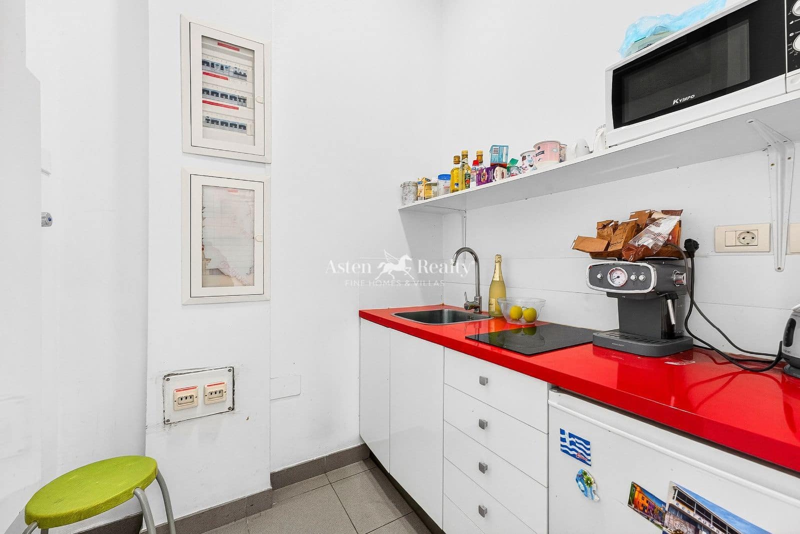 Business for sale in La Camella - € 385,000 (Ref: 9720841)