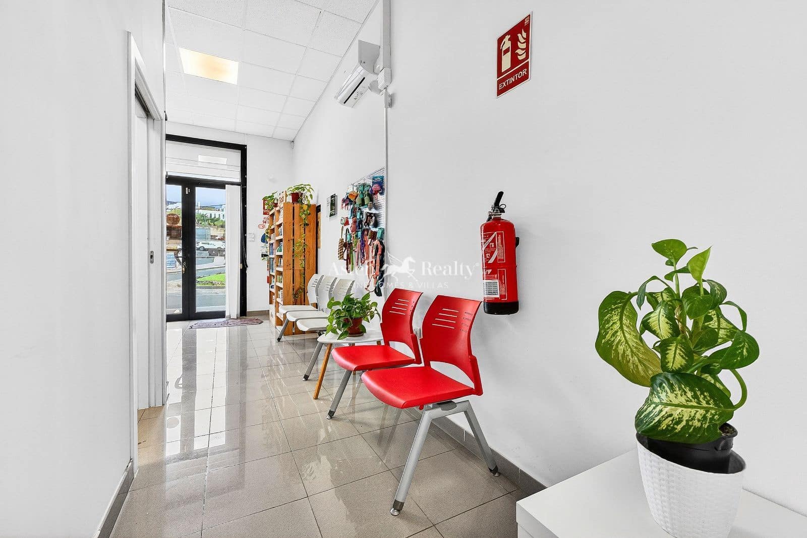 Business for sale in La Camella - € 385,000 (Ref: 9720841)