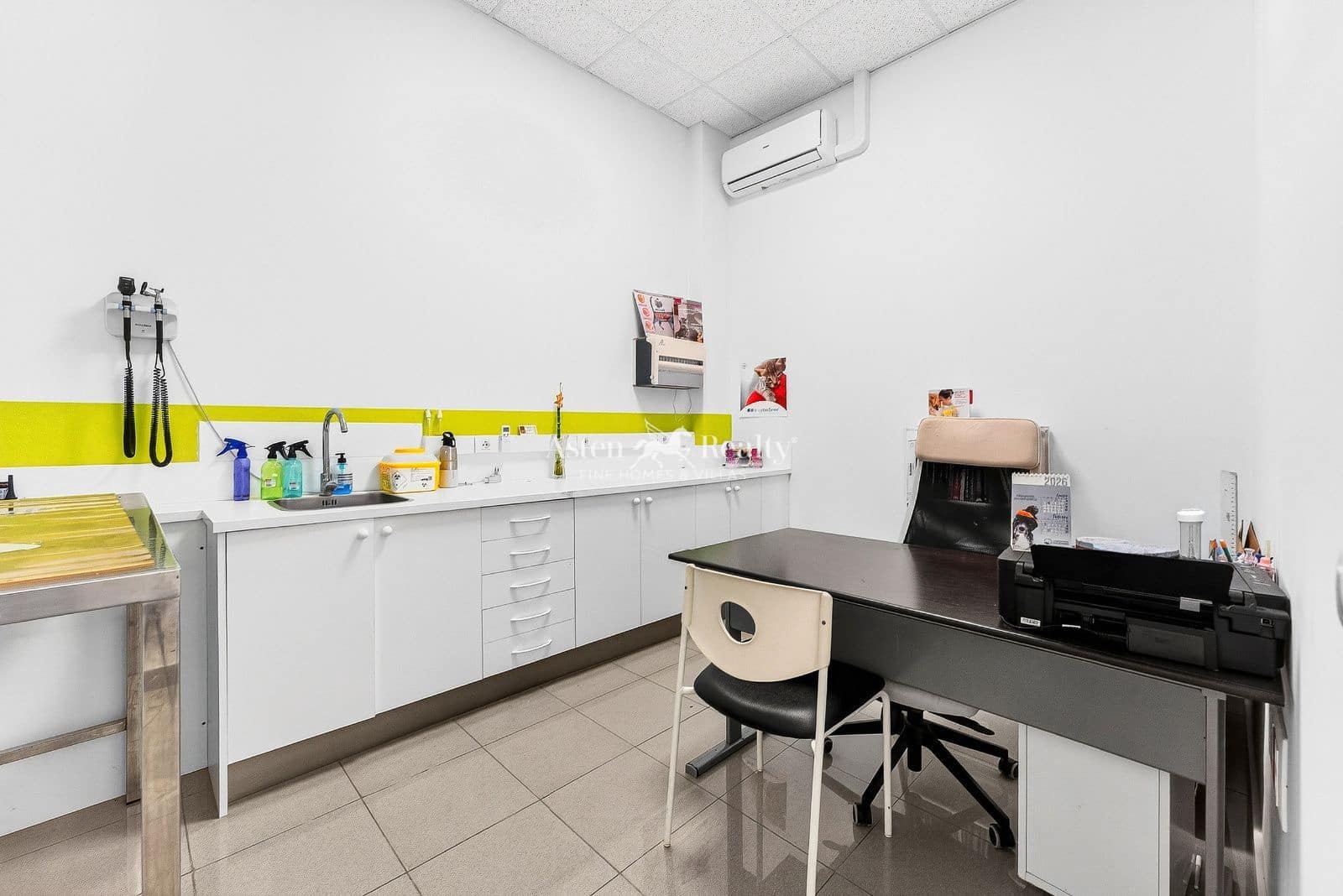 Business for sale in La Camella - € 385,000 (Ref: 9720841)