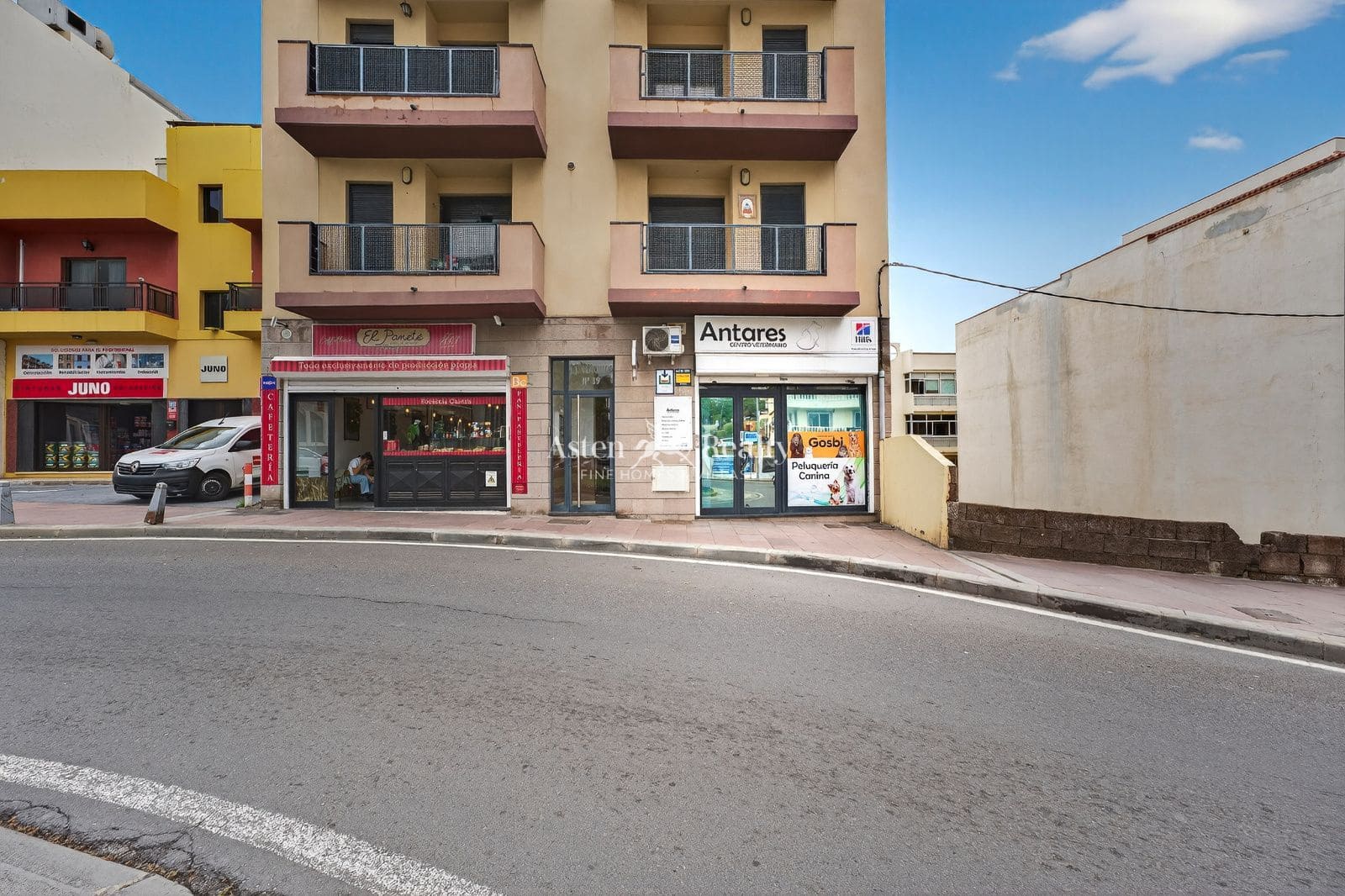 Business for sale in La Camella - € 385,000 (Ref: 9720841)