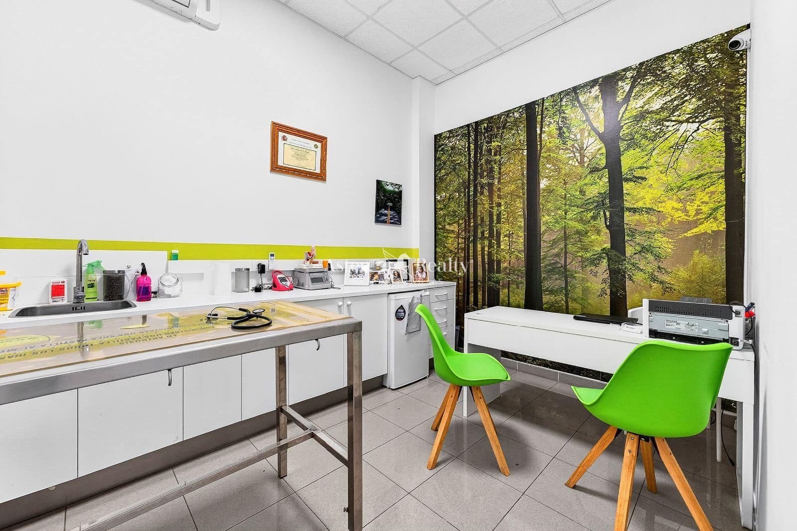 Business for sale in La Camella - € 385,000 (Ref: 9720841)