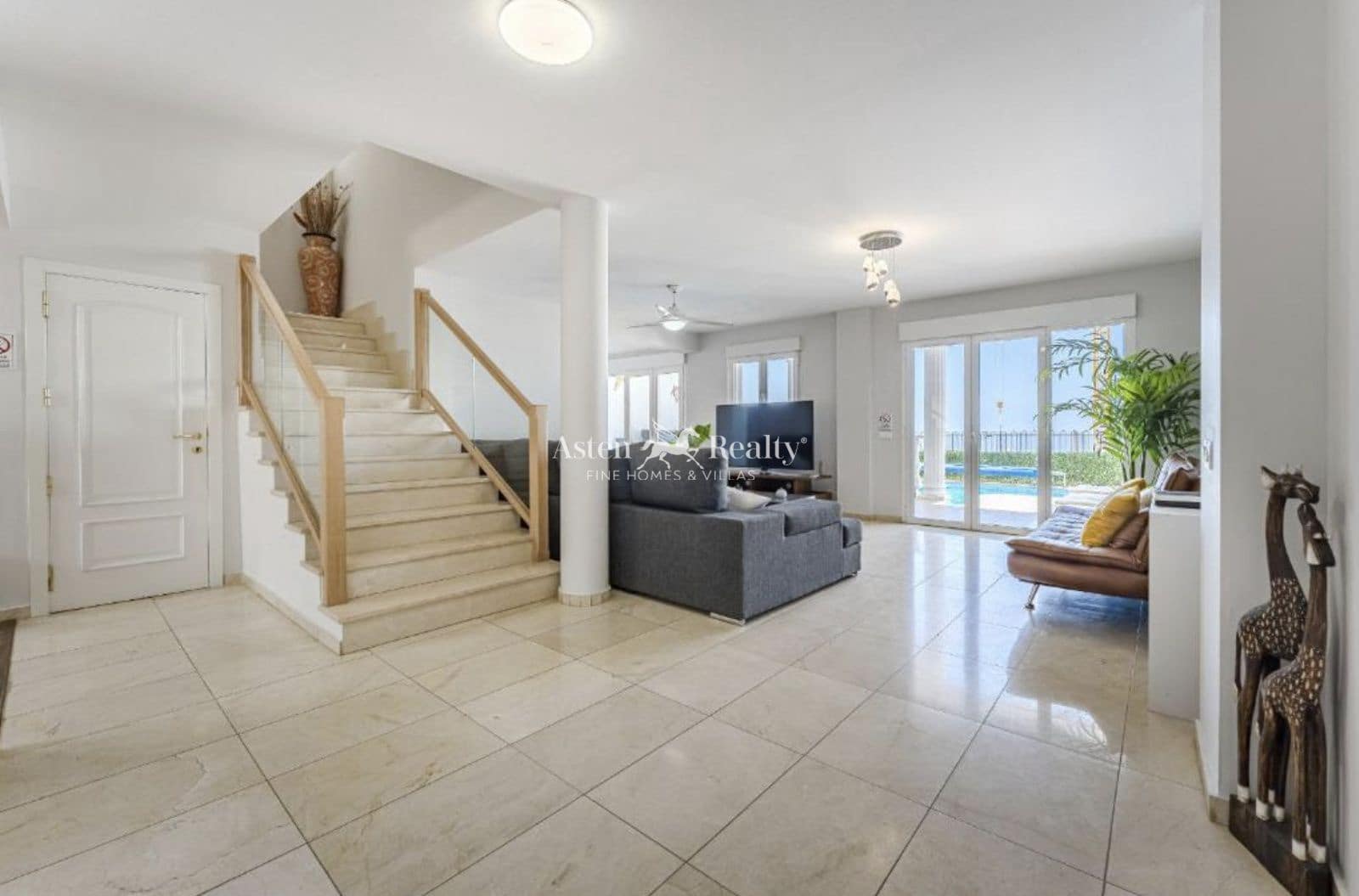 4 soverom Hus til salgs i Los Cristianos med svømmebasseng garasje - € 850 000 (Ref: 9730697)