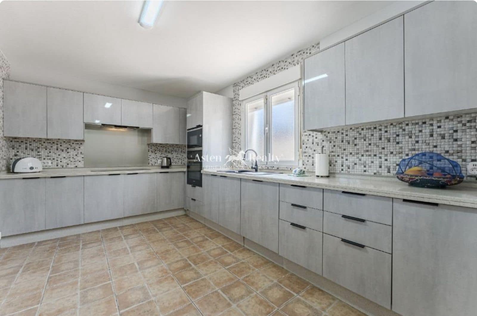 4 soverom Hus til salgs i Los Cristianos med svømmebasseng garasje - € 850 000 (Ref: 9730697)