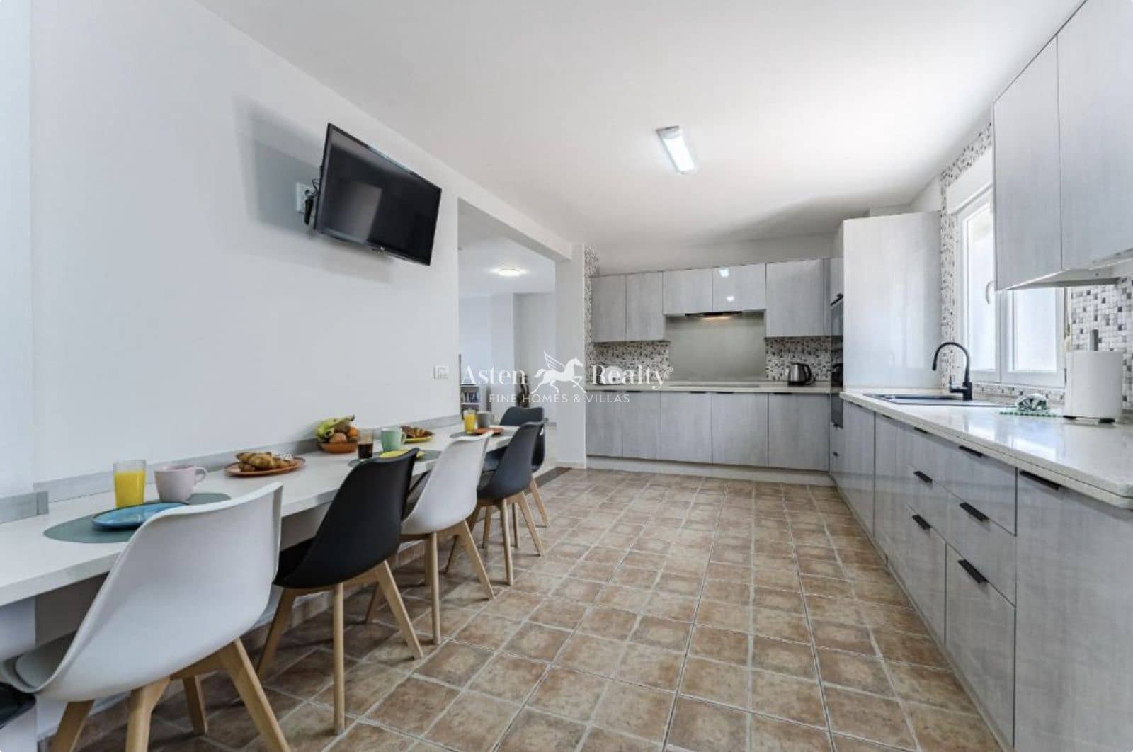 4 soverom Hus til salgs i Los Cristianos med svømmebasseng garasje - € 850 000 (Ref: 9730697)