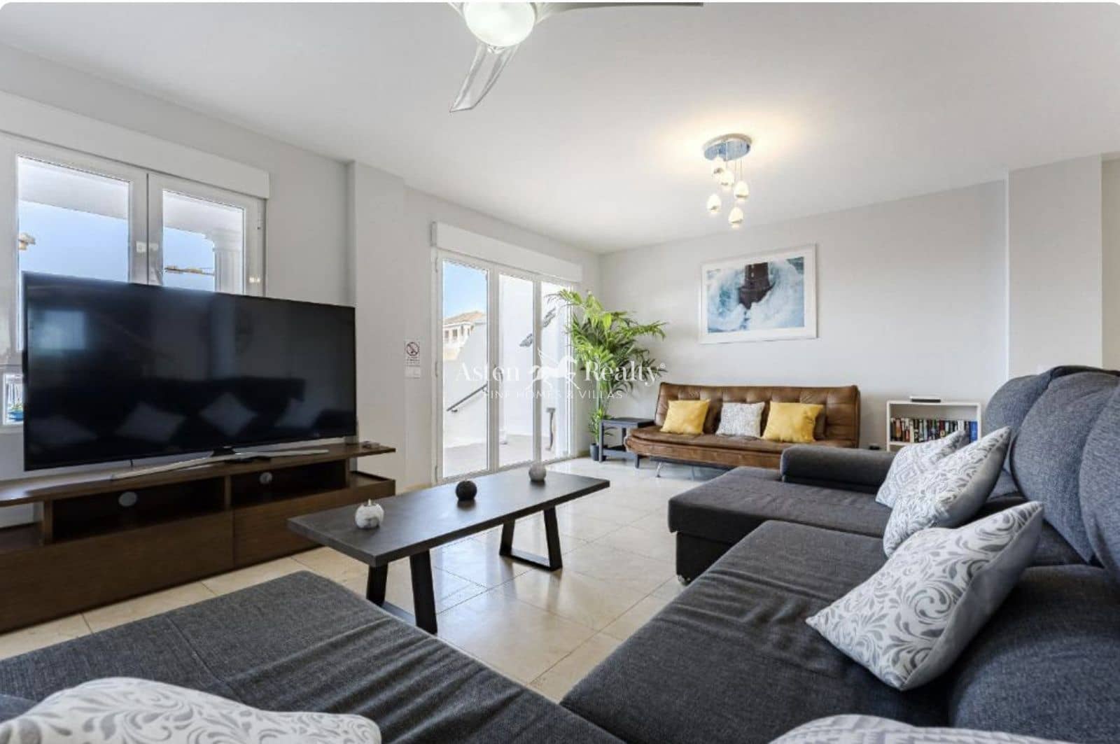 4 soverom Hus til salgs i Los Cristianos med svømmebasseng garasje - € 850 000 (Ref: 9730697)