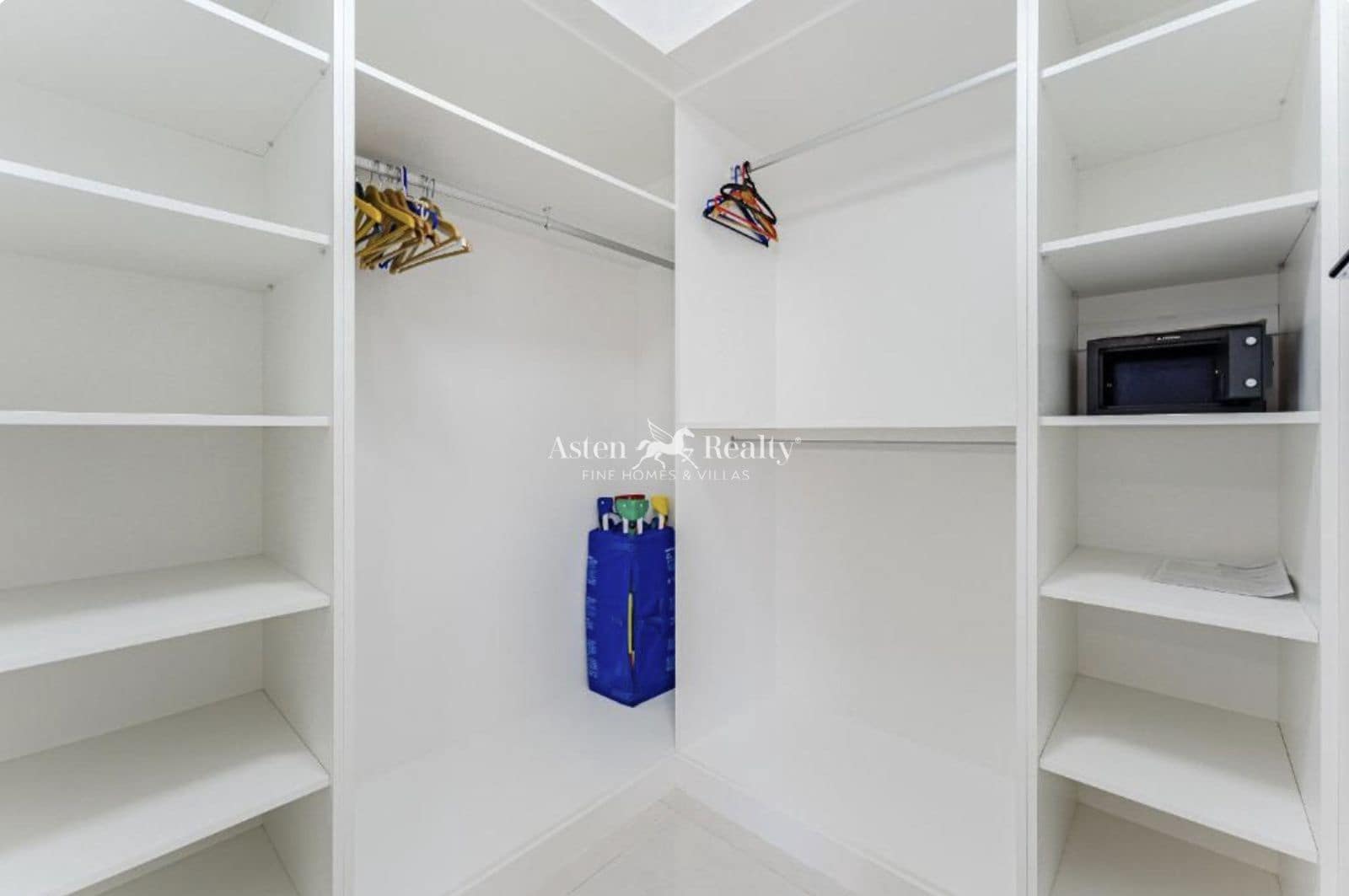 4 soverom Hus til salgs i Los Cristianos med svømmebasseng garasje - € 850 000 (Ref: 9730697)